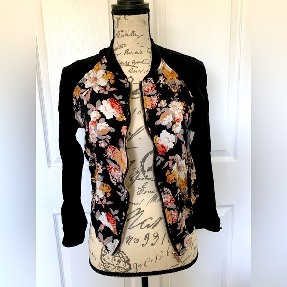ONE HOUR SALE🚨🚨Floral Bomber Jacket - Picture 2 of 2